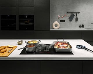 Een kookplaat waarop enkele potten en pannen staan